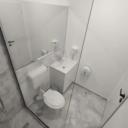Bedaleyl Lux Arena Pitesti Bed & Breakfast